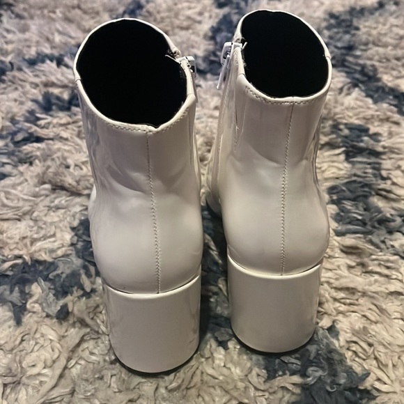 White boots - Picture 3 of 5